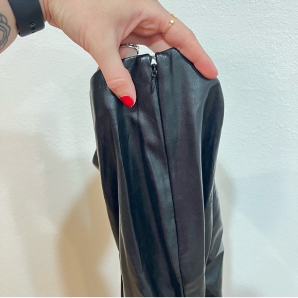 NWOT Wilfred Aritzia Roma Pant Flare Leg Vegan Leather Black Women’s Size 4 - Picture 9 of 9